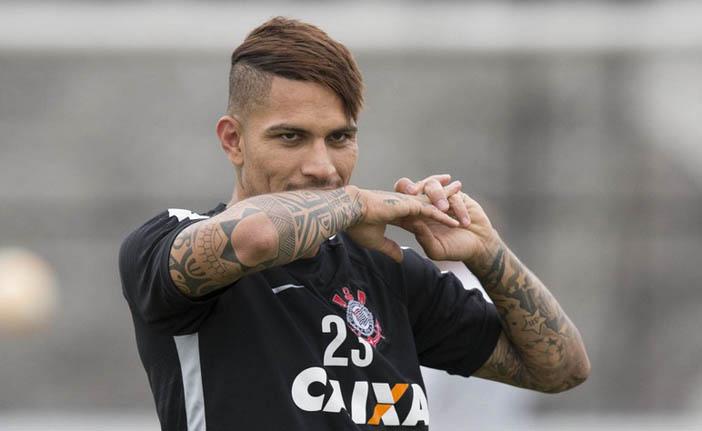 Corinthians deve para Paolo Guerrero, mas, mesmo assim, sonha em renovar o contrato com o atacante peruano (Daniel Augusto Jr/Agência Corinthians)