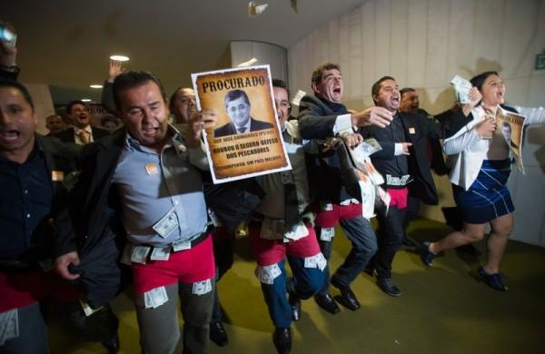 Integrantes da For&ccedil;a Sindical fazem protesto no Sal&atilde;o Verde da C&acirc;mara dos Deputados durante a vota&ccedil;&atilde;o dos destaques da MP 665/14 (Marcelo Camargo/Agência Brasil)