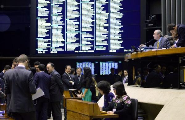 C&acirc;mara aprova texto-base de MP que muda regras trabalhistas (EBC)