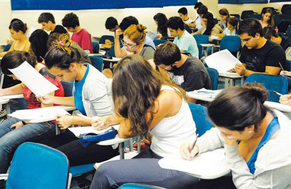 Estudantes no Cursinho Objetivo em Campinas estudando nesta semana para fase decisiva do vestibular da Universidade Estadual de Campinas ( C&eacute;sar Rodrigues/ AAN)