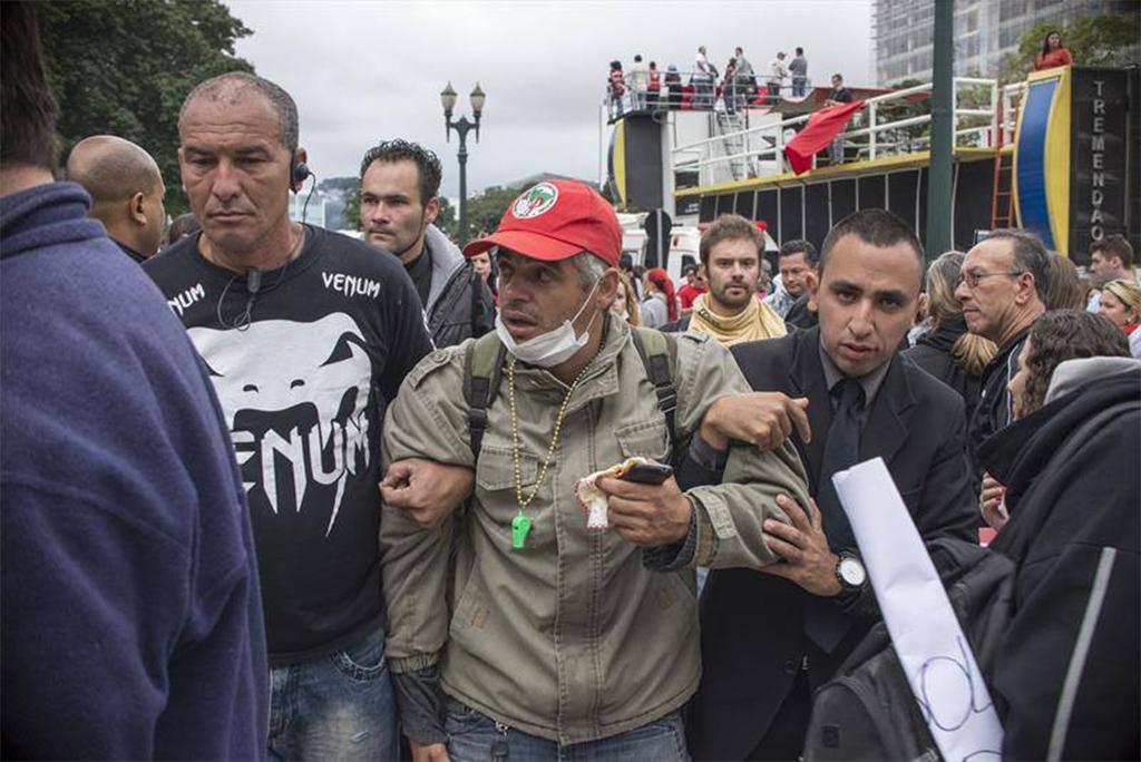 Homem ferido no confronto com a PM &eacute; socorrido (Gabriel Rosa)