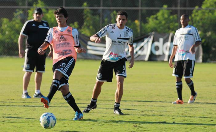 O atacante Diego Oliveira (&agrave; direita), contratado do Linense, faz a sua primeira partida pela Ponte Preta (Camila Moreira/AAN)