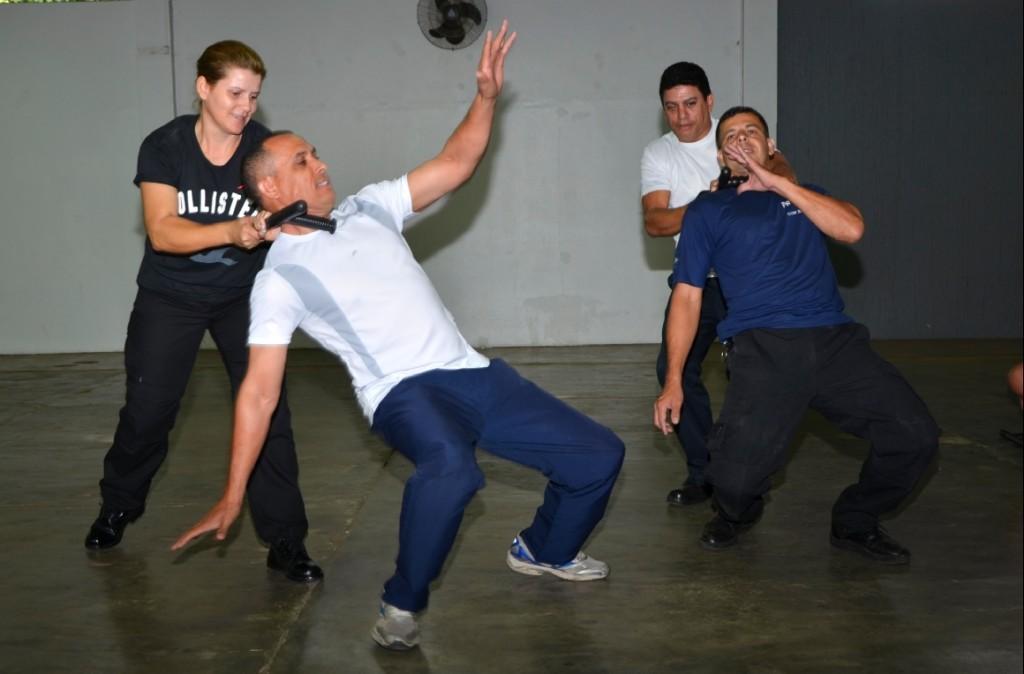 O treinamento com tonfa segue at&eacute; esta sexta-feira (  Divulgação)