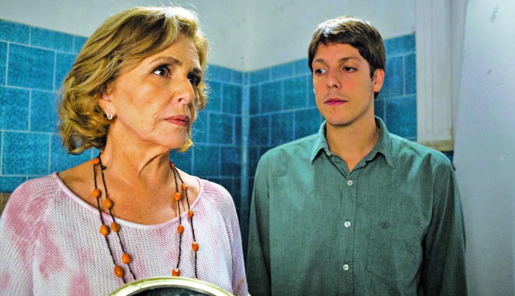F&aacute;bio Porchat com Irene Ravache em cena do longa Entre Abelhas: brincando, ator diz que participa&ccedil;&atilde;o de atriz &quot;deu credibilidade&quot; ao filme ( Divulgação)