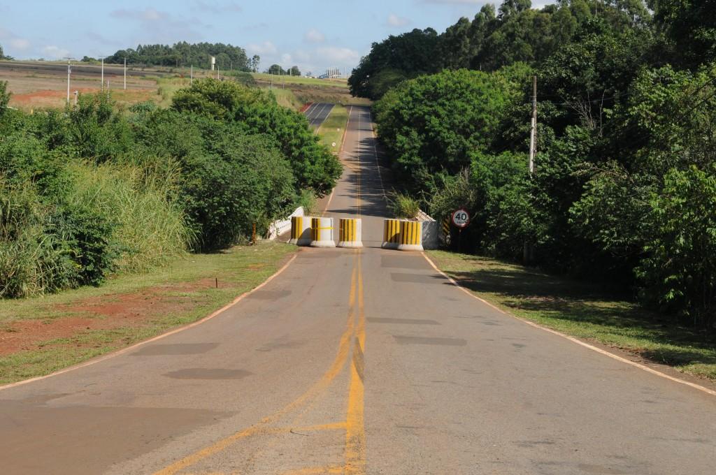 Ponte da Rhodia, em Bar&atilde;o Geraldo, continua interditada ( Dominique Torquato/ AAN)