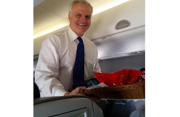 Fundador da Azul serve passageiros durante o voo para o Rio de Janeiro (Nilson Lucílio)
