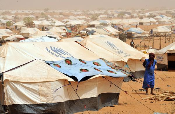 Refugiados no assentamento em Mbere,  cerca de 60 km da fronteira de Mali (FRANCE PRESS)
