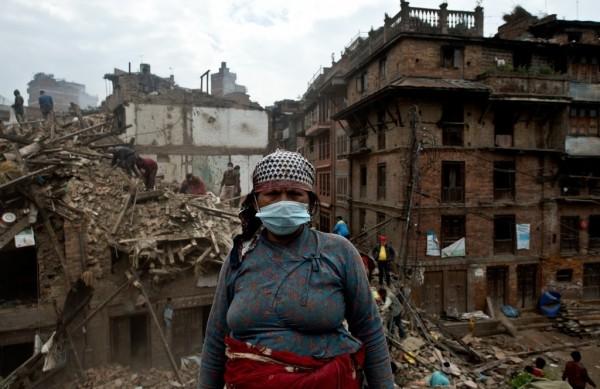 Mulher em bairro destru&iacute;do pelo terremoto no Nepal (France Press )