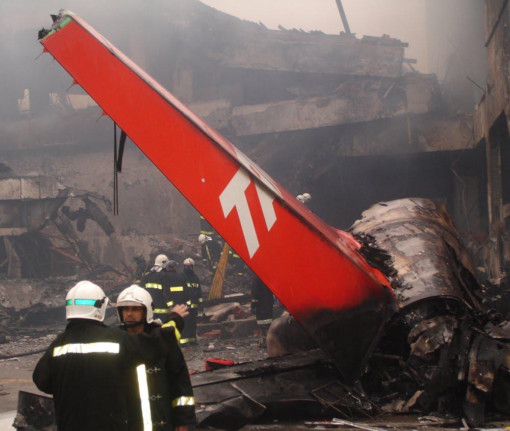 Acidente com Airbus da TAM em 17 de julho de 2007 (  Cedoc/RAC)