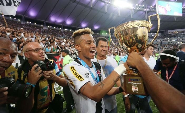 O vasca&iacute;no Rafael Silva levanta o trof&eacute;u do Campeonato Carioca (Márcio Mercante/AE)
