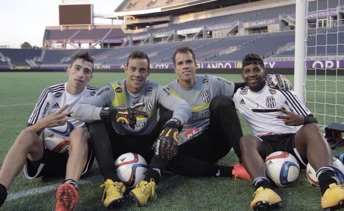 Rildo, Matheus, Marcelo Lomba e Rodinei em momento de descontra&ccedil;&atilde;o no gramado do Citrus Bowl (Divulgação/Ponte Preta)