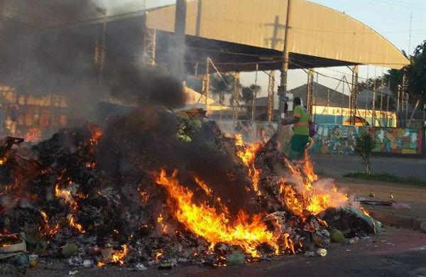 O lixo coletado em Sorocaba na tarde deste s&aacute;bado, pegou fogo de repente e obrigou os coletores a despejar o material no asfalto para livrar o caminh&atilde;o (  Divulgação)