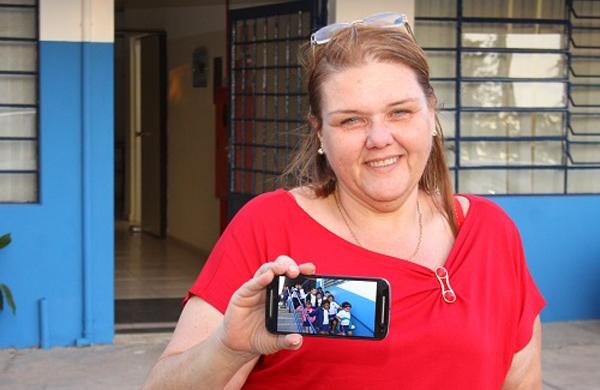 Professora mostra celular com que faz o monitoramento dentro e fora do hor&aacute;rio de funcionamento da escola (  Divulgação)