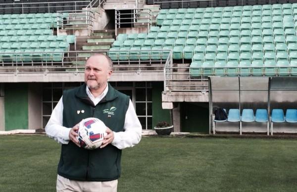 Miguel Mecker, prefeito de Temuco, no novo campo de futebol da cidade, constru&iacute;do especialmente para o campeonato que come&ccedil;a no dia 11 de junho (  Divulgação)