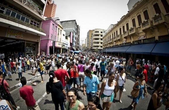 Lojas abriram das 8h às 14h na esperança de melhorar as vendas ( Agência Brasil)