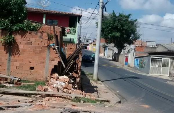 Casa destru&iacute;da por caminh&atilde;o desgovernado (Alenita Ramirez)