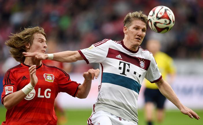 Marcado por Jedvaj, do Bayer Leverkusen, Schweinsteiger, do Bayern de Munique, tenta dominar a bola (France Press)