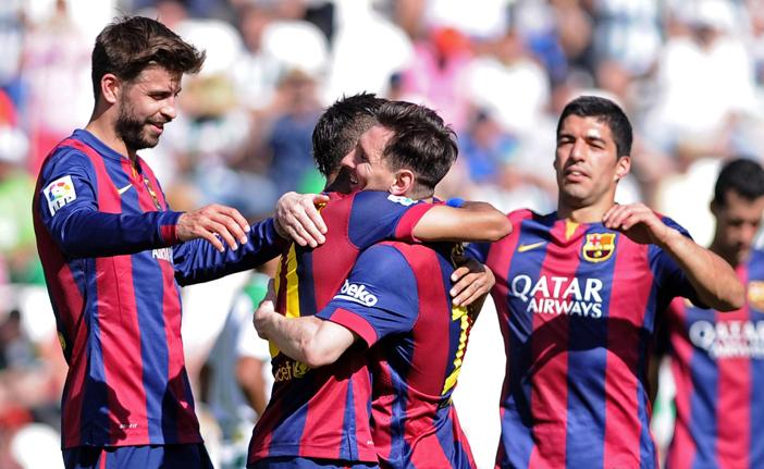 Observado por Su&aacute;rez (&agrave; direita), Messi abra&ccedil;a Neymar: trio de ouro do Bar&ccedil;a (France Press)