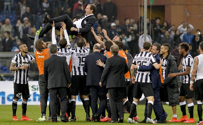 Jogadores da Juventus comemoram o t&iacute;tulo com o t&eacute;cnico Massimo Allegri (France Press)