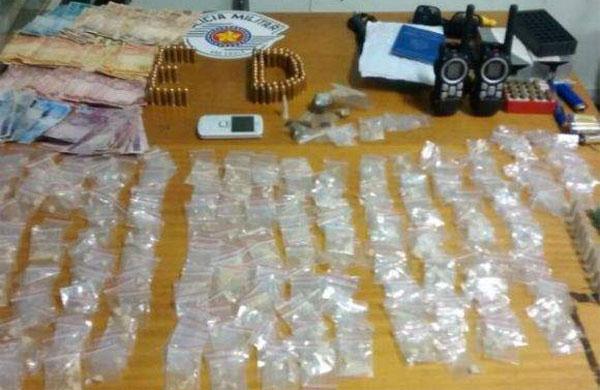 Estavam com 325 pedras de crack, 42 pinos de coca&iacute;na, seis por&ccedil;&otilde;es de maconha, dois r&aacute;dios de comunica&ccedil;&atilde;o, anota&ccedil;&otilde;es do tr&aacute;fico e 118 muni&ccedil;&otilde;es calibre 45 (Divulgação )