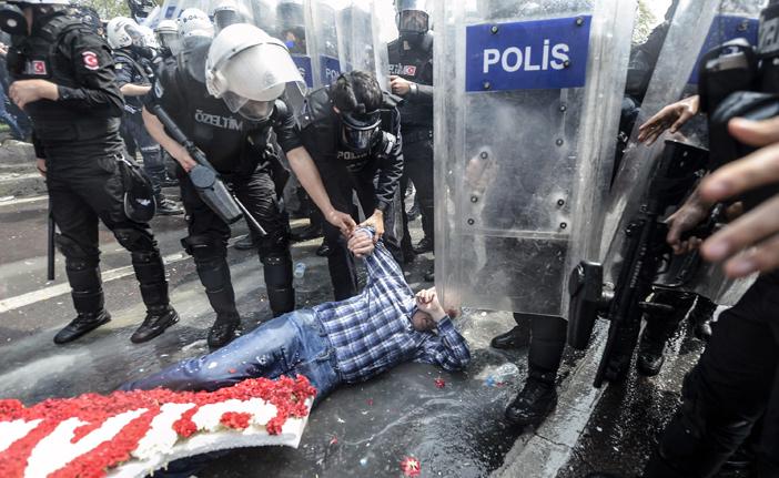 Na Turquia, manifestante &eacute; detido pela pol&iacute;cia durante protesto do dia do trabalho (France Press)