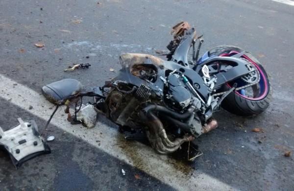 Motocicleta avaliada em R$ 35 mil ficou destru&iacute;da (Alenita Ramirez)