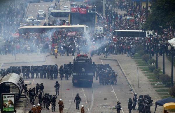 Tropa de Choque da Pol&iacute;cia Militar avan&ccedil;a contra professores no Paran&aacute; (Orlando Kissner)