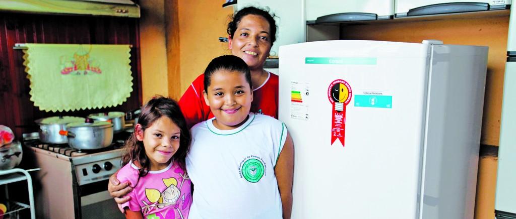 Fam&iacute;lia beneficiada por doa&ccedil;&atilde;o de refrigeradores mais econ&ocirc;micos, a&ccedil;&atilde;o que faz parte dos esfor&ccedil;os para aumentar a efici&ecirc;ncia energ&eacute;tica  (  Divulgação)