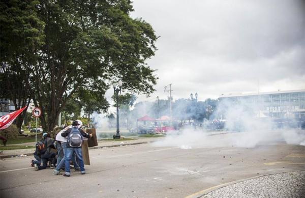 Confronto entre professores e PM em frente &agrave; Assembleia Legislativa em Curitiba (Gabriel Rosa)