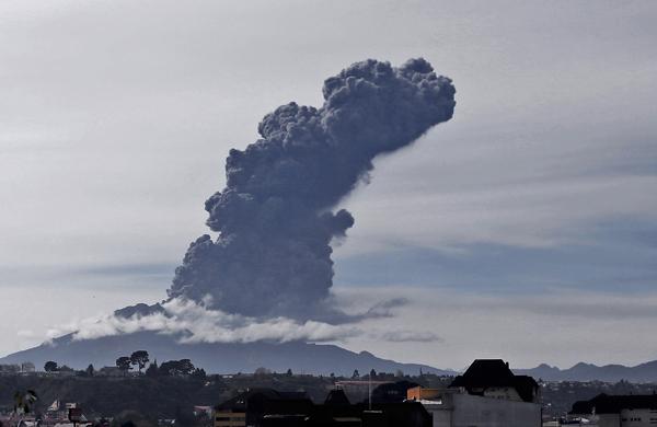 Nas erup&ccedil;&otilde;es de quarta e quinta-feira da semana passada, a coluna eruptiva alcan&ccedil;ou 17 km de extens&atilde;o (Carlos Veras/AFP)