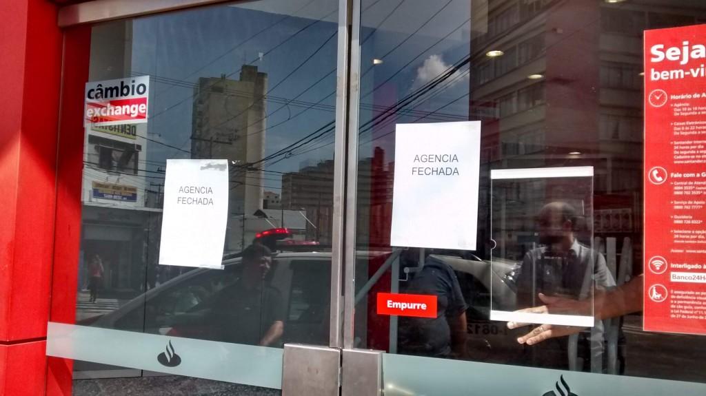 Assalto foi na ag&ecirc;ncia Santander, na Avenida Senador Saraiva, no final da manh&atilde; desta ter&ccedil;a-feira (28), em Campinas (Alenita Ramirez)