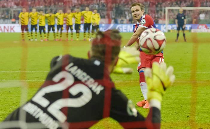G&ouml;tze bate p&ecirc;nalti e Langerak defende: Goleiro do Borussia Dortmund teve grande atua&ccedil;&atilde;o contra o Bayern de Munique (France Press)