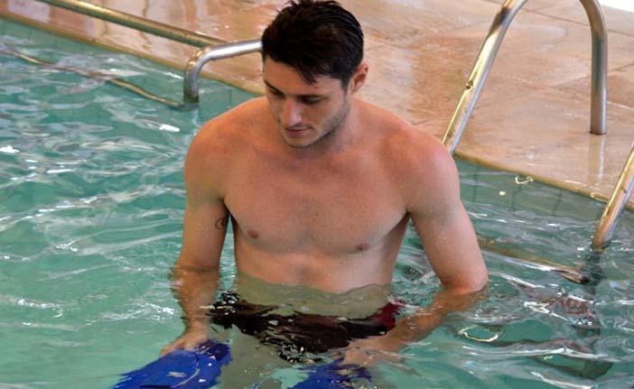 Goleiro Denis faz sess&atilde;o de hidroterapia no Reffis Tricolor: franca reabilita&ccedil;&atilde;o (  Divulgação)