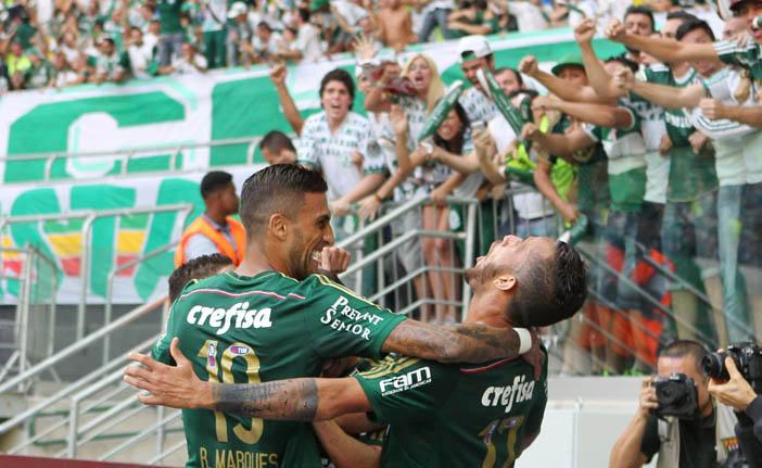Leandro Pereira (camisa 17) &eacute; abra&ccedil;ado por Rafael Marques na comemora&ccedil;&atilde;o de seu gol: Verd&atilde;o sai na frente do Peixe 