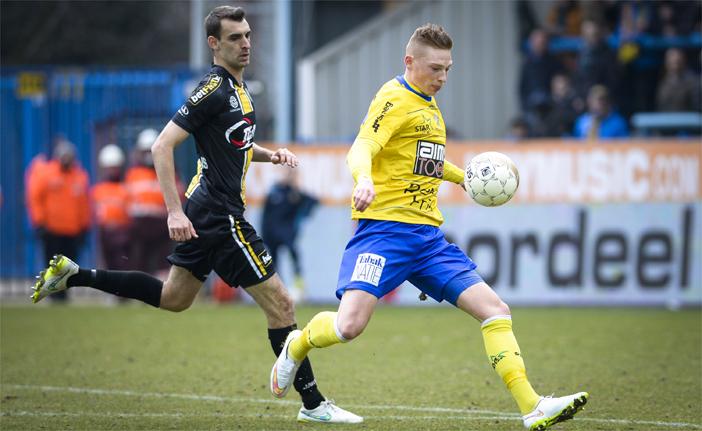 Gregory Mertens (E), do Lokeren, sofreu um infarto e precisou ser reanimado durante um jogo da equipe (France Press)