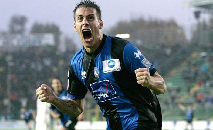 Germ&aacute;n Denis, da Atalanta, foi punido com cinco jogos de suspens&atilde;o no Campeonato Italiano ( Divulgação)