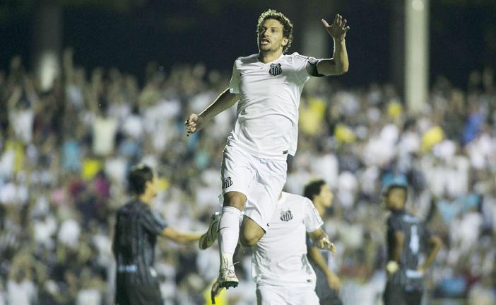 Elano marcou, de cabe&ccedil;a, o &uacute;nico gol da partida disputada em S&atilde;o Jos&eacute; dos Campos: Santos est&aacute; na 2&ordf; fase da Copa do Brasil (Daniel Vorley/AE)