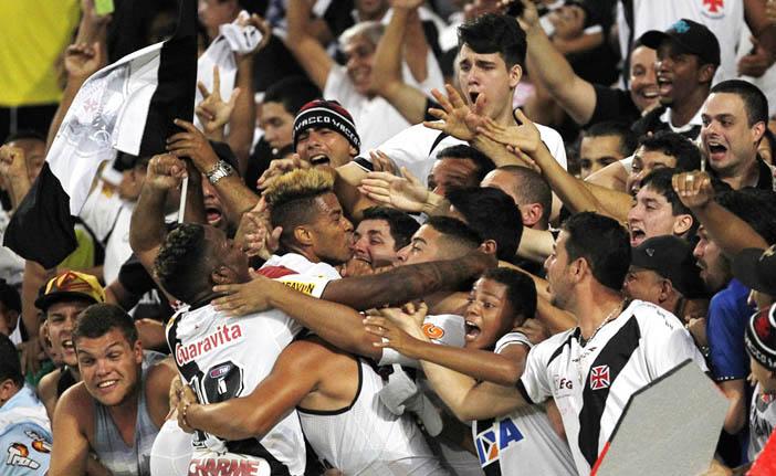Rafael Silva comemora seu gol com a torcida no Maracan&atilde;: del&iacute;rio vasca&iacute;no (Marcelo Sadio/Vasco.com.br)