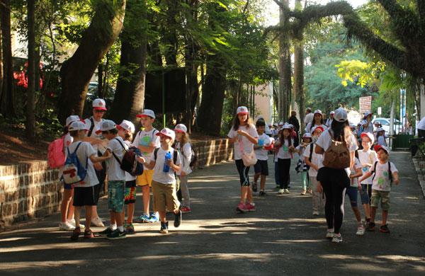Crian&ccedil;as distribuem sementes em a&ccedil;&atilde;o anti-dengue no Bosque (Camila Moreira/ AAN)