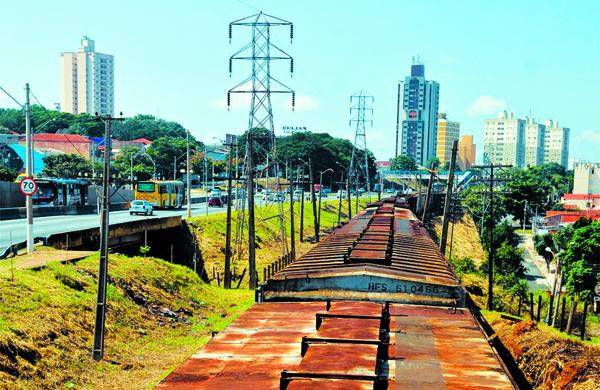 Composi&ccedil;&atilde;o est&aacute; parada h&aacute; cerca de um m&ecirc;s no local, pr&oacute;ximo &agrave; Avenida Lix da Cunha; resist&ecirc;ncia da ponte causa temor por parte do moradores ( Elcio Alves)