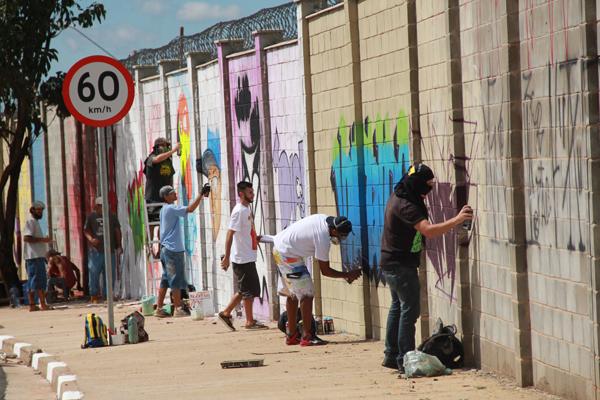 A enorme obra, de pelo menos 100 artistas de rua, demorou um dia todo para ser feita (Camila Moreira/AAN)