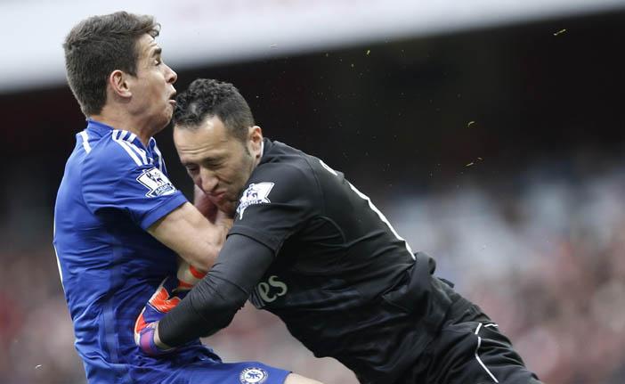 Oscar, do Chelsea, ficou zonzo ap&oacute;s choque com o goleiro Ospina, do Arsenal (France Press)