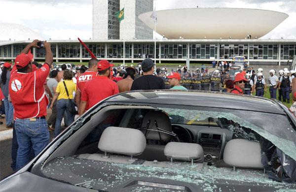 Manifestantes protestam em frente do Congresso Nacional: projetos como o da terceiriza&ccedil;&atilde;o desagradam ( Agência Brasil )