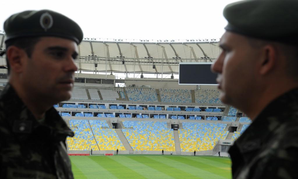 Militares e policiais federais fazem opera&ccedil;&atilde;o de seguran&ccedil;a no Maracan&atilde; para a Copa do Mundo, esquema que tamb&eacute;m ser&aacute; utilizado para as Olimp&iacute;adas do Rio de Janeiro em 2016 ( Agência Brasil )
