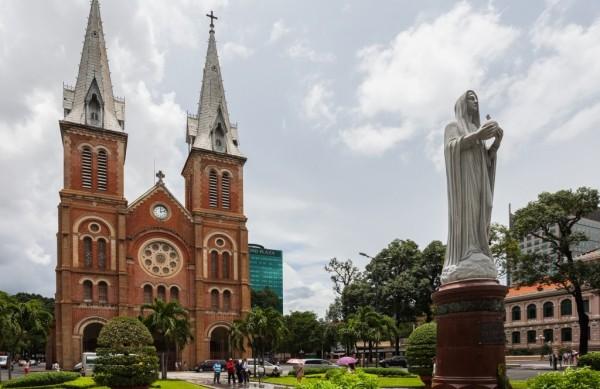 Saigon Notre-Dame, r&eacute;plica da catedral parisiense, constru&iacute;da em 1863 pelos franceses ( Divulgação)