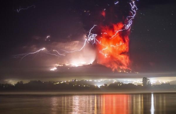 Erup&ccedil;&atilde;o obrigou a retirada de quase 5 mil pessoas e deixou o sul do Chile e da Argentina em suspense pelo alcance das cinzas (France Presse)