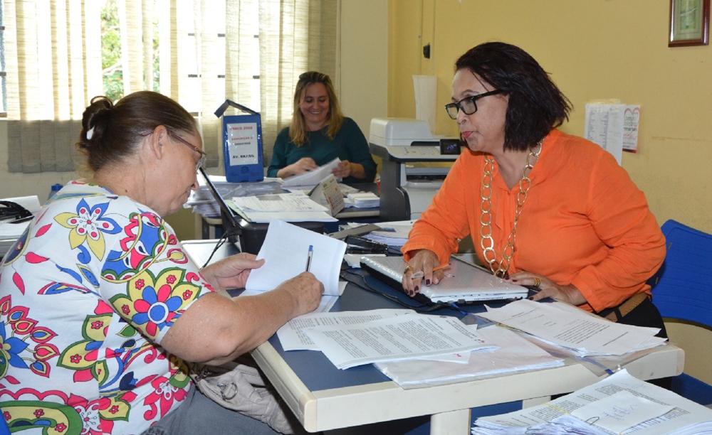 Fam&iacute;lias assinaram o contrato de compromisso de compra e venda dos lotes ( Divulgação)