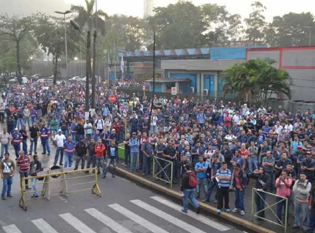 O protesto ocorreu na manh&atilde; desta quinta-feira (23) na porta da Usiminas, em Cubat&atilde;o. ( Divulga&ccedil;&atilde;o)