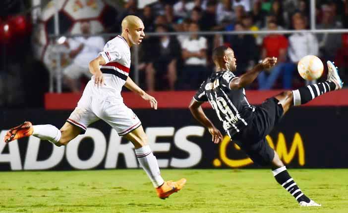 Marcado pelo s&atilde;o-paulino D&oacute;ria, o corintiano Vagner Love domina a bola: Tim&atilde;o vai pegar o Guarani do Paraguai nas oitavas de final da Libertadores (France Press)
