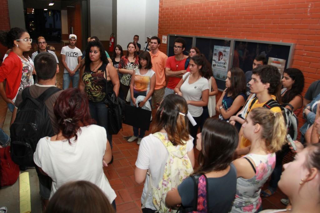 Ao todo 60 alunos, de diversos cursos, reuniram-se no final da tarde desta quarta-feira (22) para protestar  (Camila Moreira/ AAN)